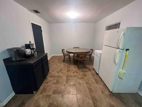 Η κουζίνα ή μικρή κουζίνα στο Cozy 3 Bedroom In Prime Location!