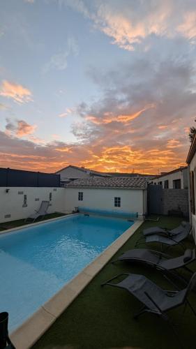 - une piscine sur le toit d'un immeuble avec des chaises dans l'établissement La Cigotà - Villa with swimming pool for 8 people, à Pouzols-Minervois