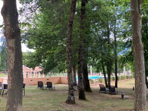 a group of chairs in a park with trees at Chateau appartement tussen Mont Ventoux en Luberon in Montbrun-les-Bains