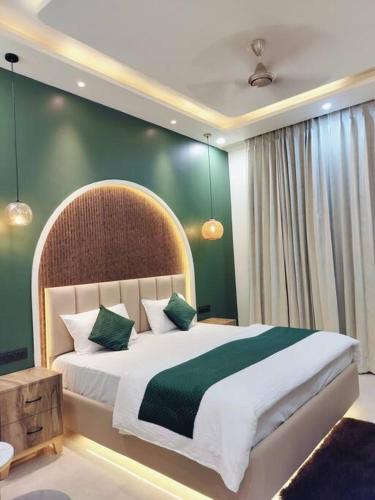 Katil atau katil-katil dalam bilik di Cozy City Retreat, Luxurious 1BHK Omaxe Lucknow
