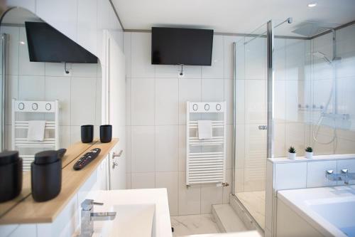 une salle de bain avec douche et lavabo dans l'établissement Appartement baignoire balnéo, à Annecy