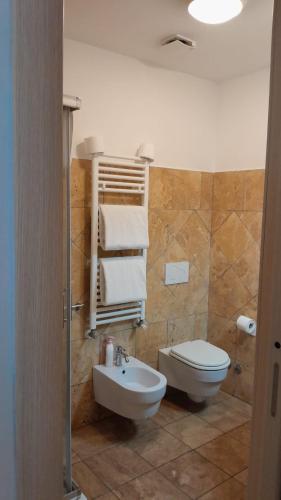 a bathroom with a toilet and a sink at Rainbow Sweet Rooms in Valmontone