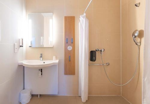 ein Badezimmer mit Waschbecken und Dusche in der Unterkunft B&B HOTEL Saint-Malo Centre in Saint-Malo
