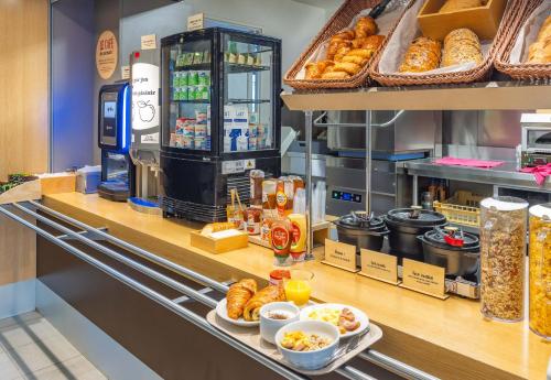 a bakery with bread and pastries on a counter at B&B HOTEL Saint-Malo Centre in Saint Malo