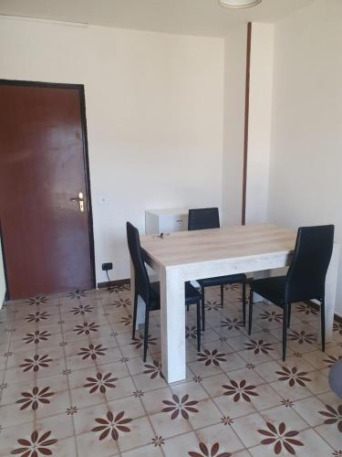 a dining room with a table and chairs at Dc apartment in Santa Maria Capua Vetere