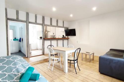 un salon avec une table et un canapé dans l'établissement Le Cypri'Un - Cosy - Calme, à Poitiers