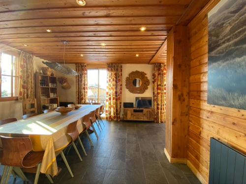 a dining room with a long table and chairs at Alpe d'Huez Houses - Chalet Justine - Duplex for up to 15 people amazing location in L'Alpe-d'Huez