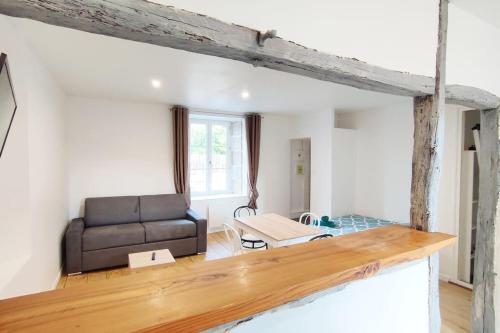 un salon avec un canapé et une table dans l'établissement Le Cypri'Un - Cosy - Calme, à Poitiers