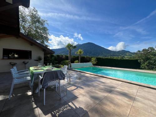 Magnifique VILLA Piscine chauffée ouverte Vue Montagne prêt Genêve et Chamonix