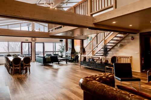 Χώρος καθιστικού στο Luxury Lodge, 10 Bdr, Spa, Gym and Game Room