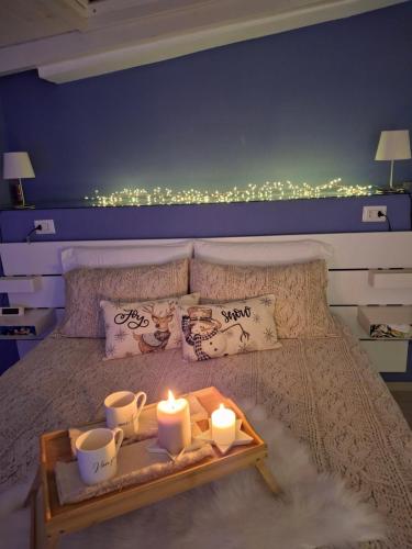 a bed with two candles and a tray on it at Il cielo in una stanza in Itri