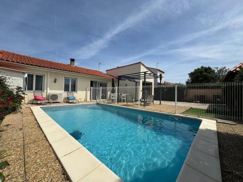 une piscine devant une maison dans l'établissement La Casa d'Isabelle, à Saint-Estève