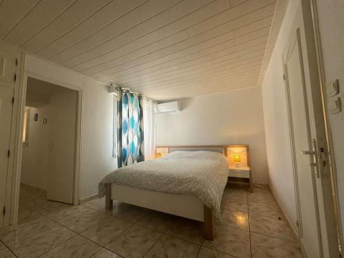 une chambre avec un lit et une fenêtre dans l'établissement La Casa d'Isabelle, à Saint-Estève