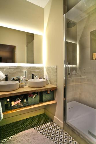 une salle de bain avec deux lavabos et une douche dans l'établissement Maison de charme - 15 min de Lyon, à Saint-Romain-au-Mont-dʼOr