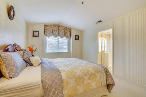 een slaapkamer met een bed en een raam bij Centrally Located Home with Yard in Hayward! in Hayward