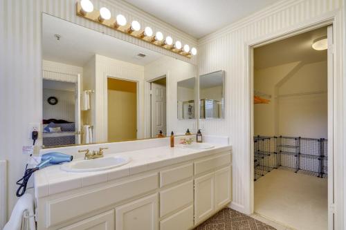 een badkamer met een wastafel en een grote spiegel bij Centrally Located Home with Yard in Hayward! in Hayward