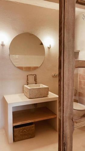 Ένα μπάνιο στο Estudio L'Oliveta by LohodiHomes