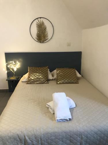 Una cama o camas en una habitación de Studio Doré