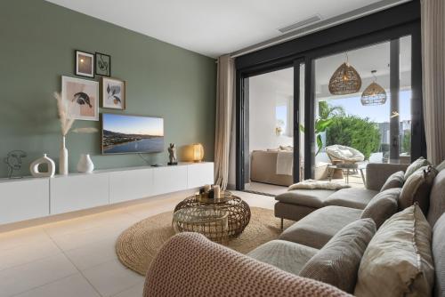 ViVi Homes - Sublime Close to the beach, Garden, Pool & Hot Tub