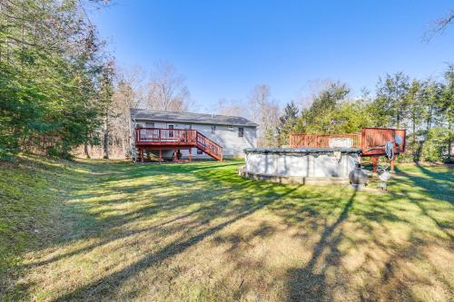 Φωτογραφία από το άλμπουμ του Pool, Deck and Grill Spacious Apt in Naugatuck! σε Naugatuck