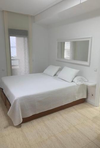 Ένα ή περισσότερα κρεβάτια σε δωμάτιο στο 2 Habitaciones con vistas y 2 Terrazas en Primera Linea Playa Samil