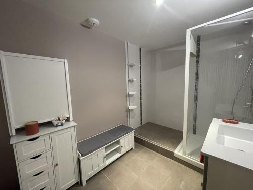 une salle de bain avec une douche, un lavabo et un miroir dans l'établissement La Rose des Sables, à Saint-Gilles-Croix-de-Vie