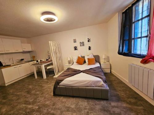 une chambre avec un lit au milieu d'une pièce dans l'établissement LE COCON YourHostHelper, à Narbonne