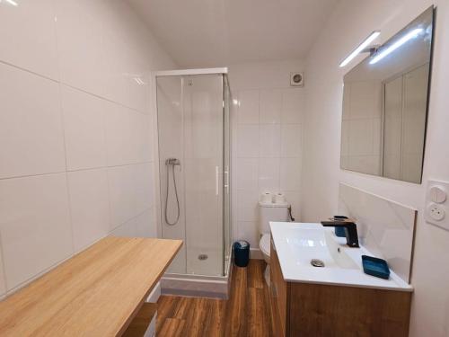 une salle de bain blanche avec une douche et un lavabo dans l'établissement LE COCON YourHostHelper, à Narbonne