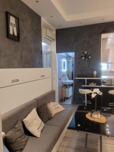 un salon avec un canapé et une table dans l'établissement Villa Gustave, studio confort avec balcon Centre Cannes, à Cannes