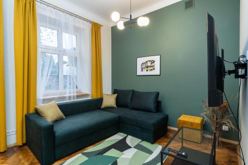 Old Town Emerald Apartment by BookingHost