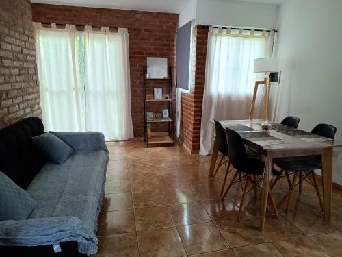 Χώρος καθιστικού στο Departamento completo en Ezeiza