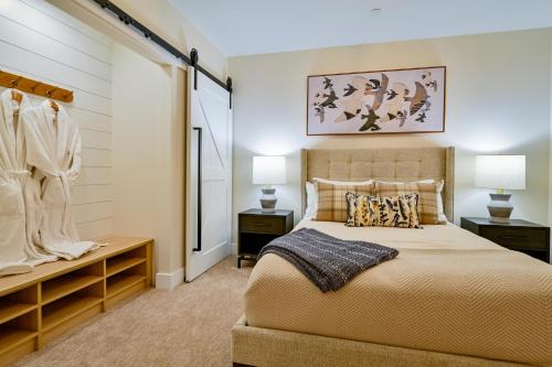 Ein Bett oder Betten in einem Zimmer der Unterkunft Mariposa-Valerian Bundle at Academy Place