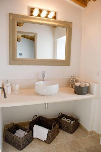 La salle de bains est pourvue d'un lavabo, d'un miroir et de paniers. dans l'établissement Authentique ferme avec piscine Eyguieres LS1-195, à Eyguières