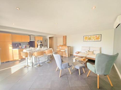 - un salon et une cuisine avec un canapé et des chaises dans l'établissement Vacances, apéros & plage à deux pas !, à Toulon