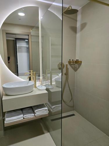 a bathroom with two sinks and a mirror at Hotel IN in Žepče