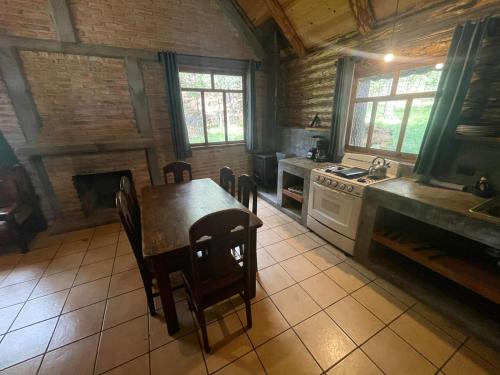 a kitchen with a table and a stove at Cómoda Cabaña de Descanso Parque La Pirámide in Las Adjuntas