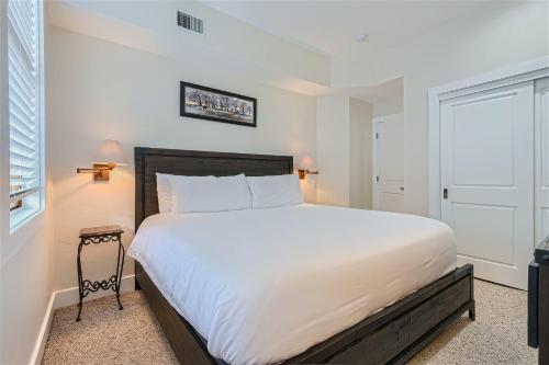 Letto o letti in una camera di Walk to Main Street - Walk to Town Ski Lift Access, Hot Tub, Perfect Location!