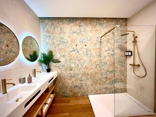 Ένα μπάνιο στο Apartamentos Albamar-Nuevos-Redomeira-Premium