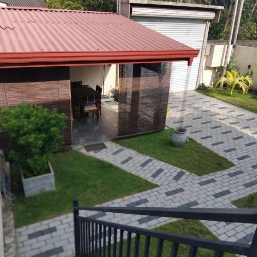 Κήπος έξω από το Happy House Villa