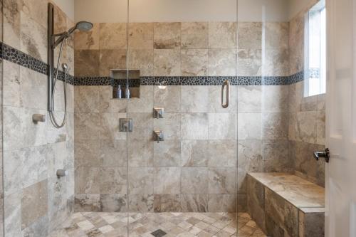 un bagno con doccia con porta in vetro di Park City Family Home - Steps to Main Street, Walk to Town Ski Lifts a Park City