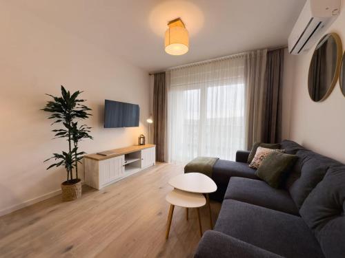 una sala de estar con un sofá y una mesa en Maja, en Posušje