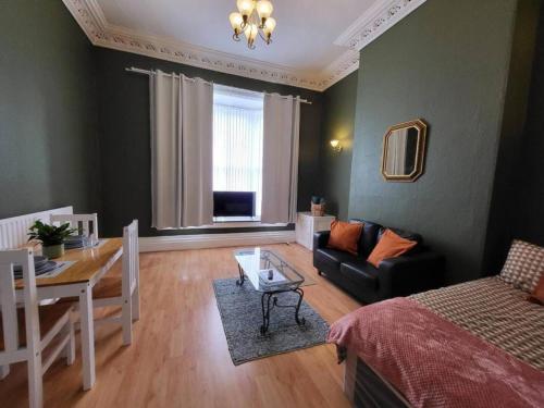 Hen and Stag Pad, Large Group Accom Digbeth Sleeps 24 photo 21