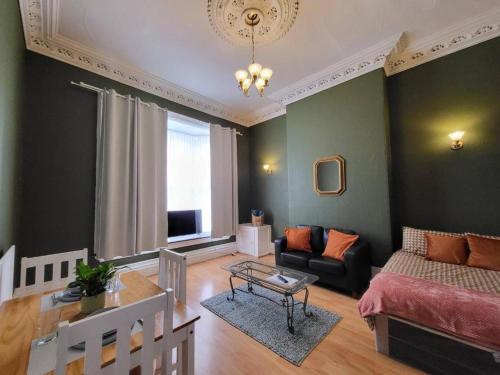 Posezení v ubytování Hen and Stag Pad, Large Group Accom Digbeth Sleeps 24