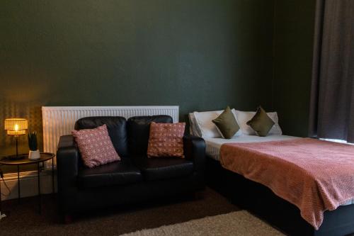 Hen and Stag Pad, Large Group Accom Digbeth Sleeps 24 photo 25