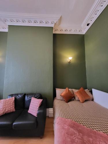 Hen and Stag Pad, Large Group Accom Digbeth Sleeps 24 photo 27