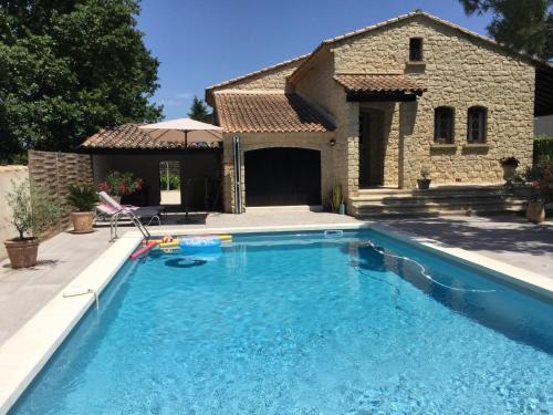 une piscine devant une maison dans l'établissement Maison avec piscine privative Taillades Luberon LS2-281, à Les Taillades
