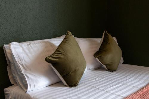 Postel nebo postele na pokoji v ubytování Hen and Stag Pad, Large Group Accom Digbeth Sleeps 24