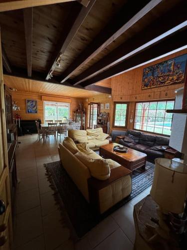 un grand salon avec des canapés et une table dans l'établissement Villa 11 personnes résidence privée, à Lacanau