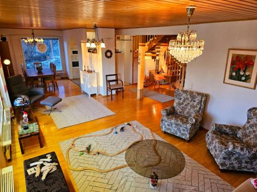 sala de estar con alfombra en el suelo en Authentic Arctic Villa at the Delta, en Rovaniemi