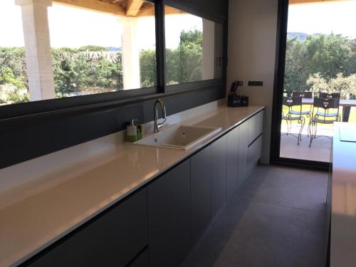 une cuisine avec un évier et une grande fenêtre dans l'établissement Villa avec piscine privative Saint Remy de Provence LS1-340, à Saint-Rémy-de-Provence